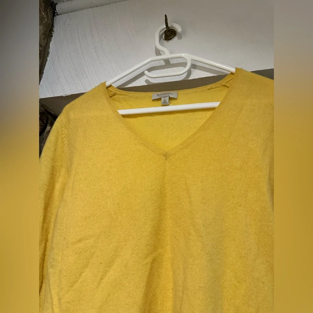 Madison $259 100%Cashmere V-Neck Sweater Size L Yellow V-Neck Knit - Picture 5 of 9